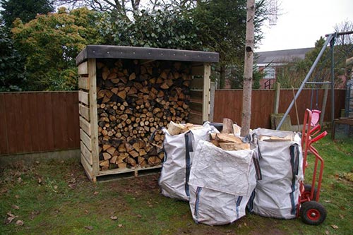 Small Pallet Firewood Shed