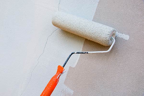 Painting a wall with roller 
